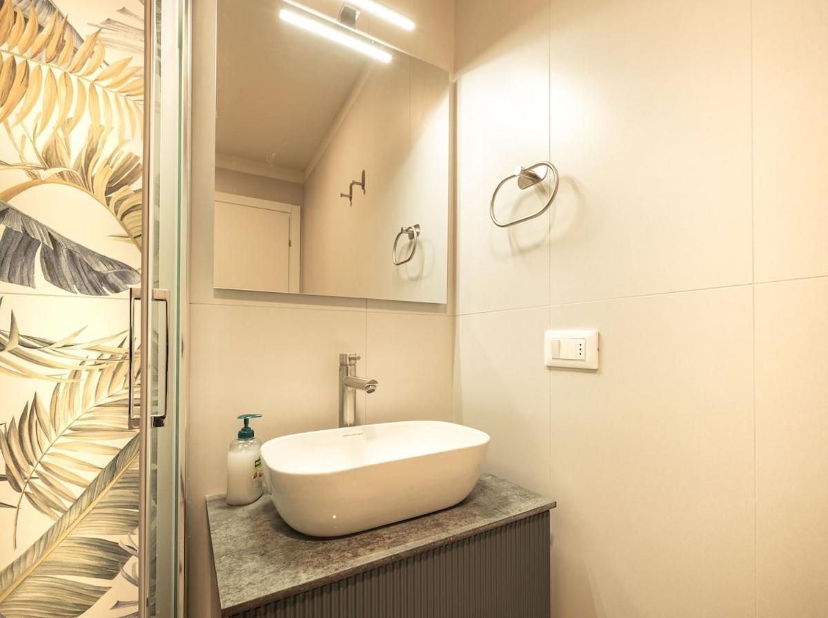 Modern Two-room Near Station And Airport Apartamento *